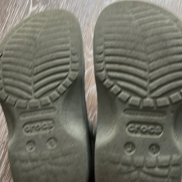 Crocs- unisex size J1 - Picture 4 of 4